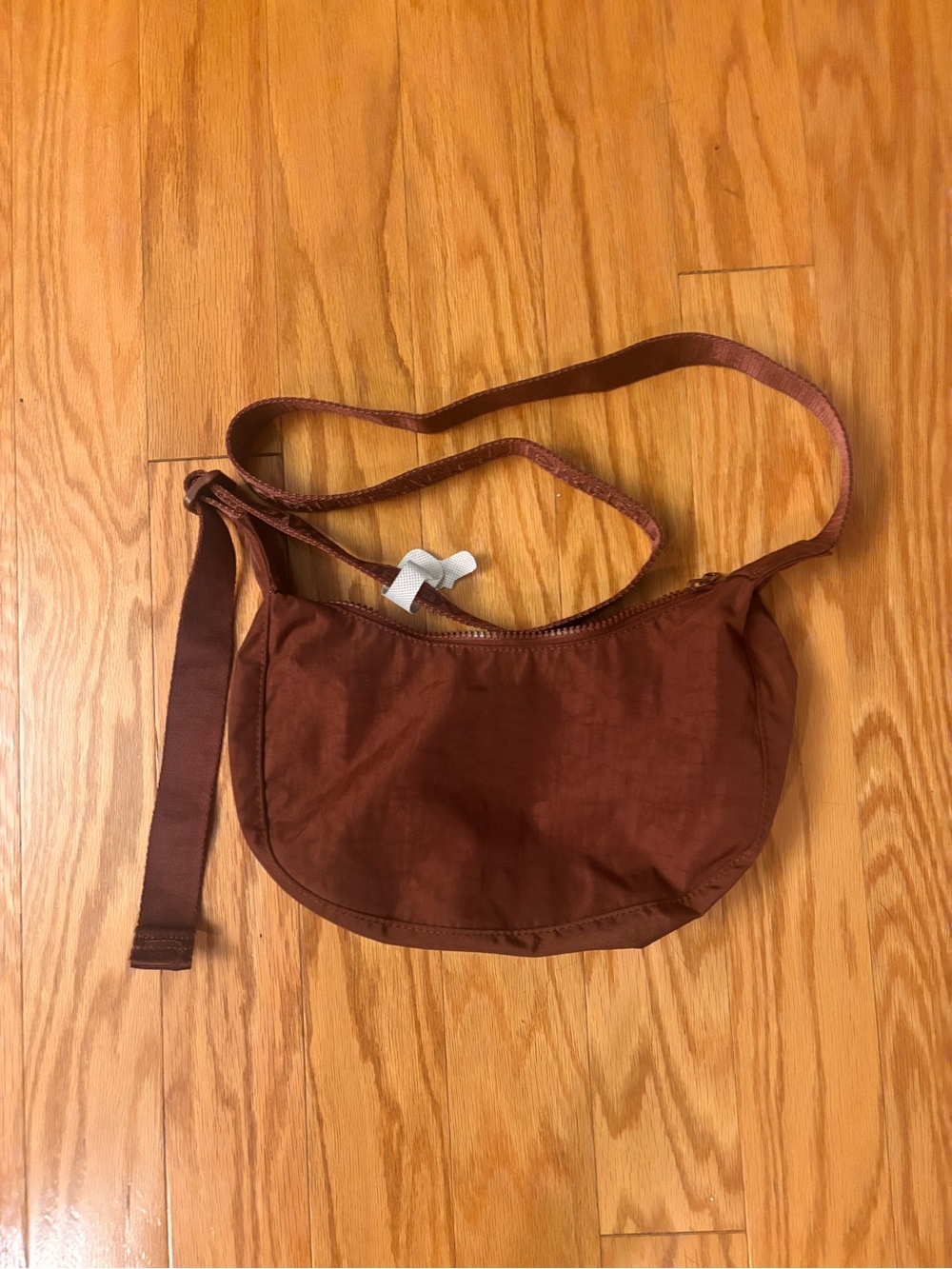 BAGGU Small Crescent in Mahogany